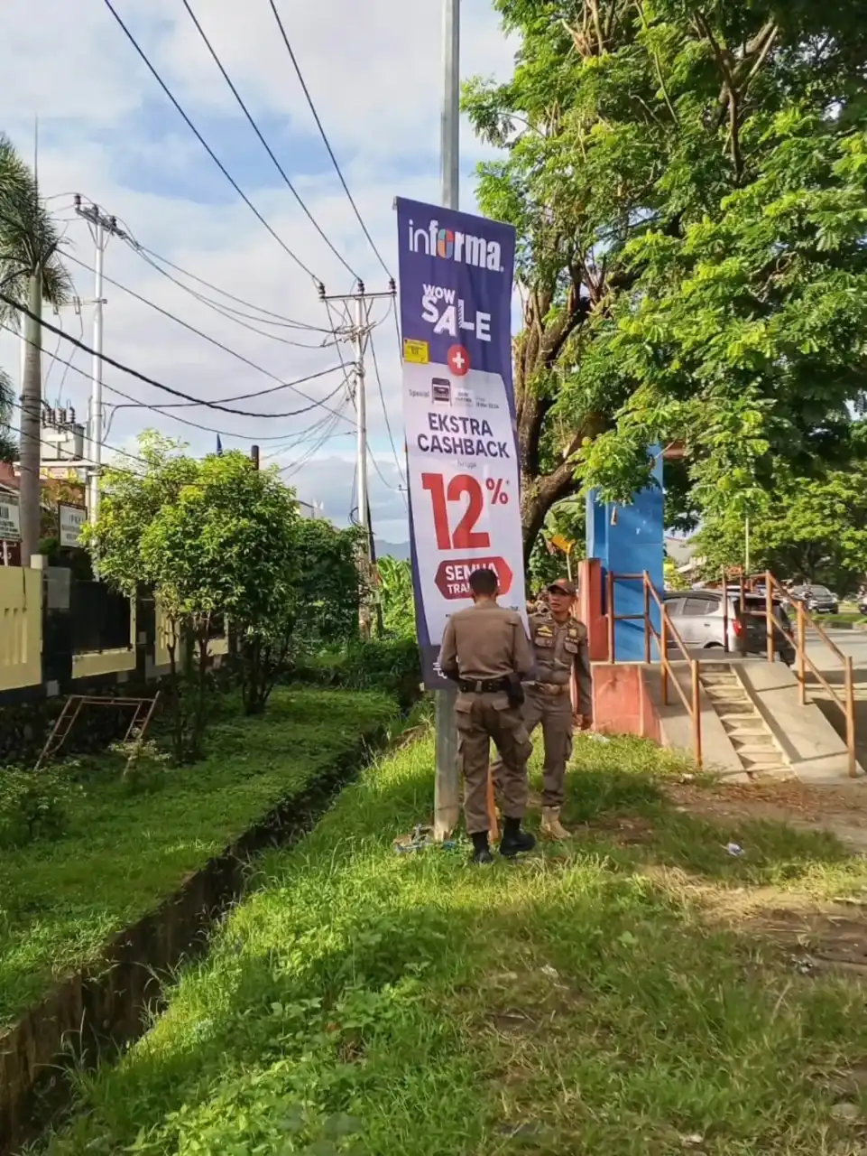 satpol-pp-padang-tertibkan-baliho-liar-dan-akses-jalan