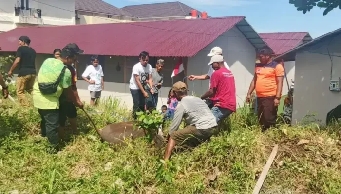 Pemko Padang Salurkan Hewan Kurban bagi Warga di Huntara