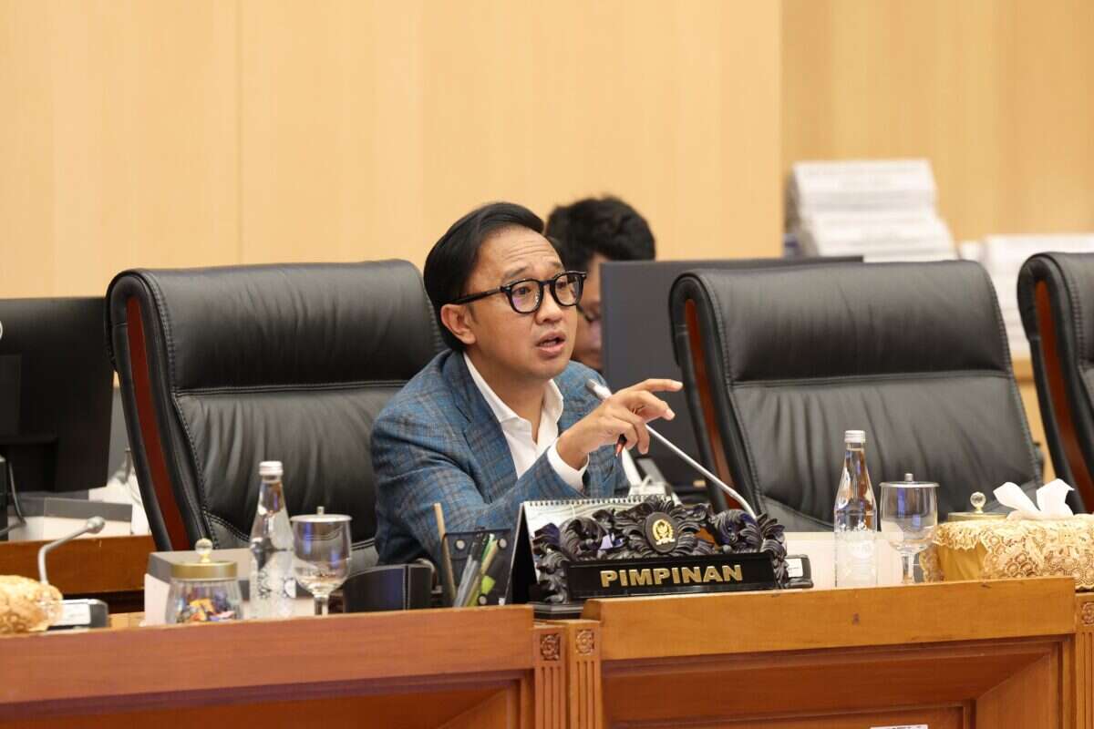 Wakil Ketua Komisi XII DPR Bambang Haryadi, saat memimpin Rapat Dengar Pendapat (RDP) Komisi XII DPR RI bersama Ketua Komite dan seluruh anggota Komite Badan Pengatur Hilir Minyak dan Gas Bumi (BPH Migas) di Kompleks Parlemen Senayan, Selasa (19/5/2026). Foto: Tari/Karisma/Istimewa