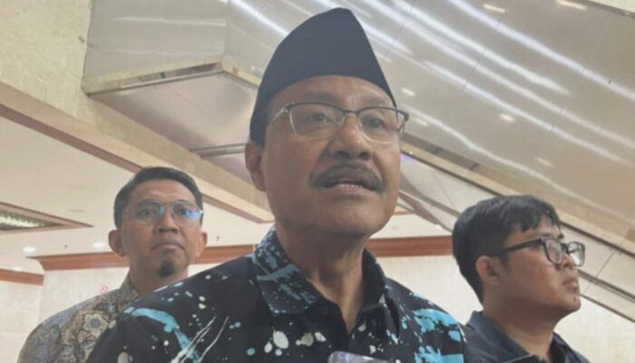 Gus Ipul Copot Dua Pejabat Kemensos Terkait Polemik Sepatu Sekolah