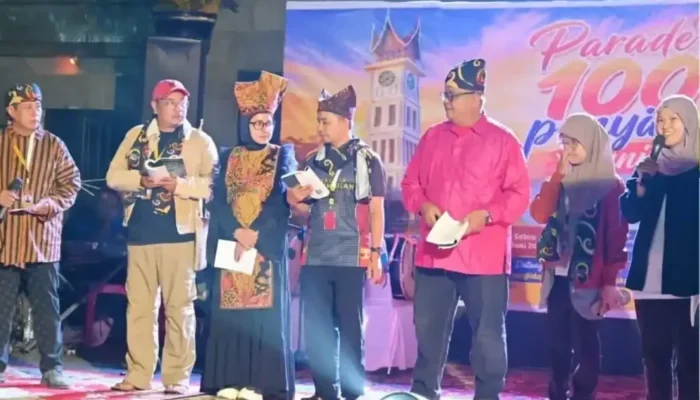 Parade 100 Penyair Tutup Perayaan Satu Abad Jam Gadang Bukittinggi