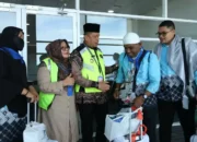 Pemko Payakumbuh Sambut Jemaah Haji Kloter 13 di BIM, Antar Koper ke Rumah