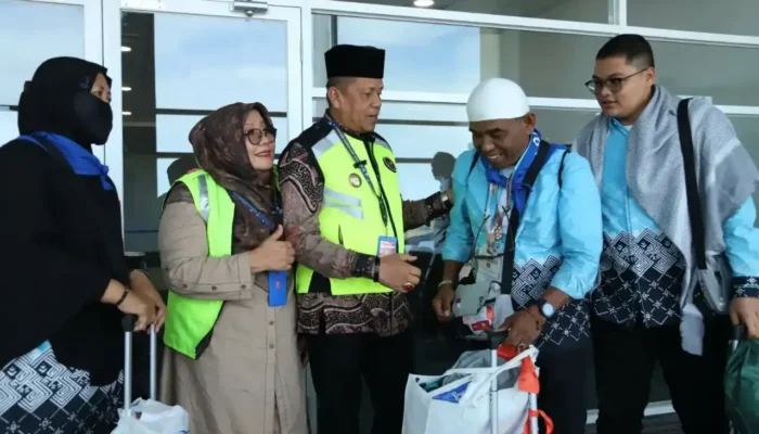 Pemko Payakumbuh Sambut Jemaah Haji Kloter 13 di BIM, Antar Koper ke Rumah