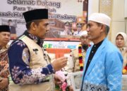 UEA Salurkan Bantuan untuk 33 Jemaah Haji Sumbar Korban Banjir Bandang