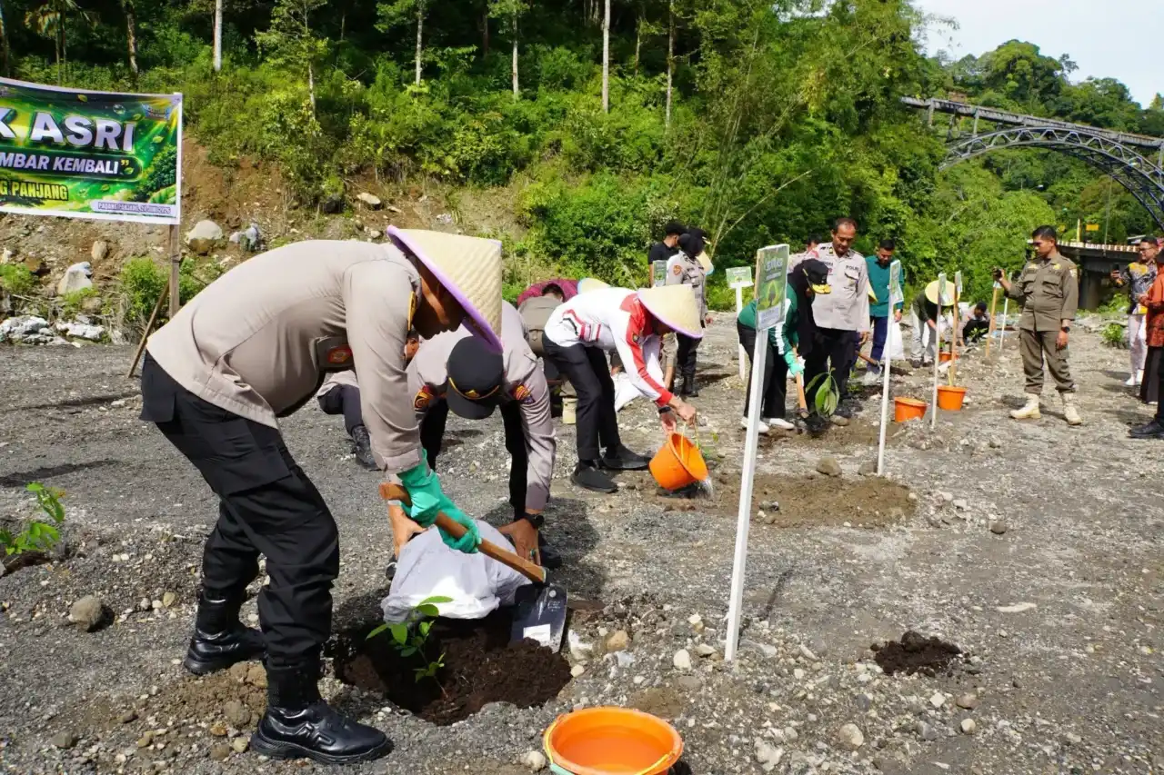 pemko-dan-polres-padang-panjang-tanam-500-bibit-pohon
