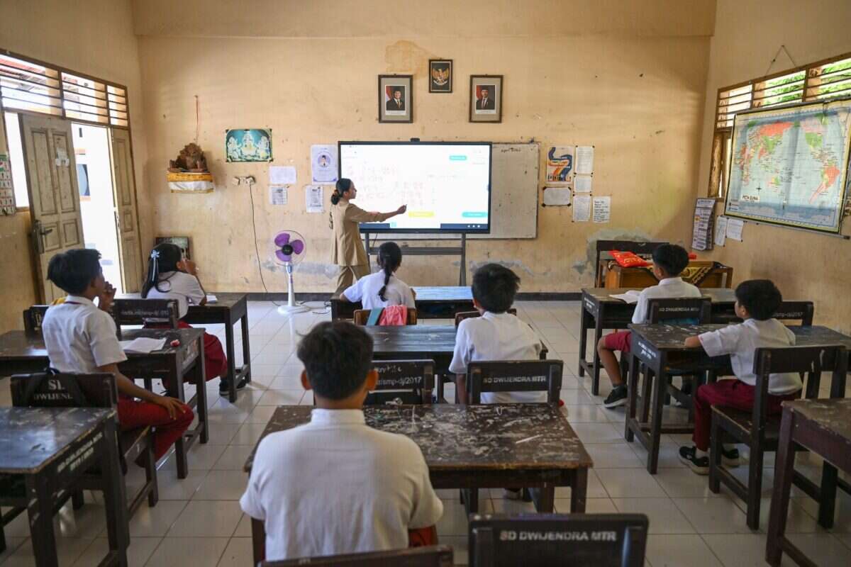 Kementerian Pendidikan Dasar dan Menengah (Kemendikdasmen) melalui penguatan Program Digitalisasi Pembelajaran di Kabupaten Teluk Bintuni, Papua Barat, yang menjadi salah satu wilayah prioritas penerima bantuan perangkat pembelajaran digital. Foto: Dok Kemendikdasmen