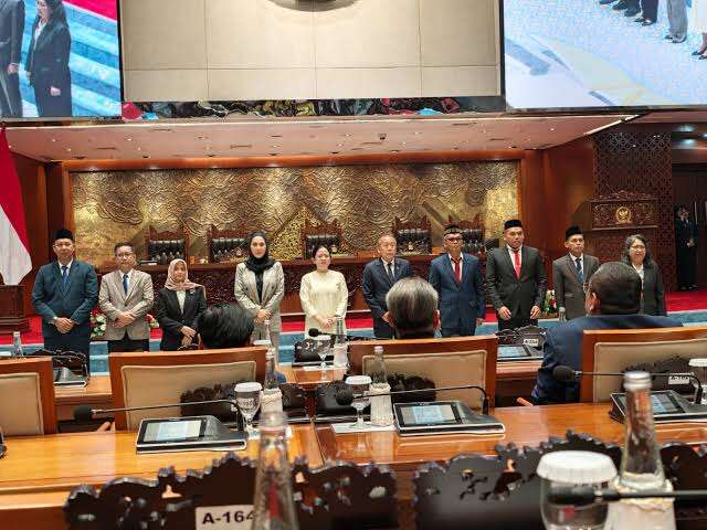 Ketua DPR RI Puan Maharani memimpin Rapat Paripurna pengesahan tujuh anggota Komisi Informasi Pusat periode 2026-2030 di Kompleks Parlemen, Senayan, Jakarta, Selasa (30/6/2026).