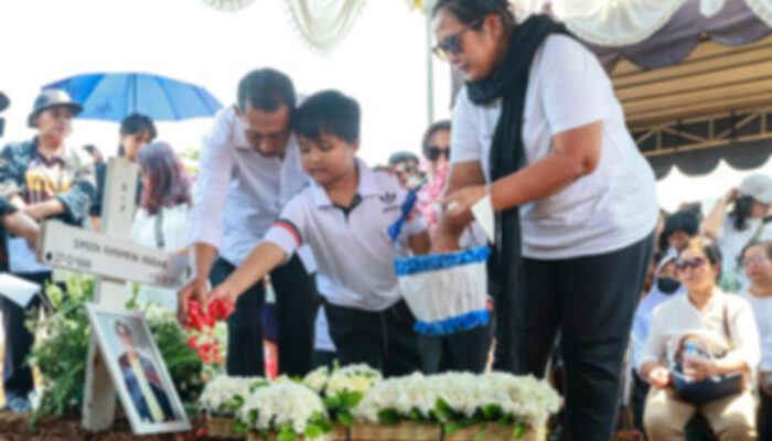 Isak Tangis Iringi Pemakaman Temon di TPU Tanah Kusir