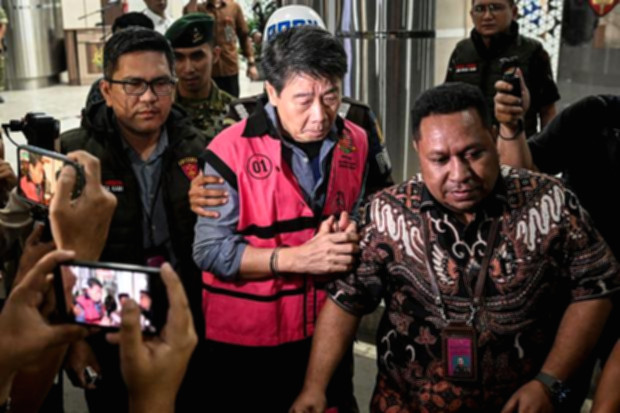 Gedung Kejaksaan Agung RI di Jakarta dengan latar belakang bendera merah putih