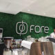 Suasana gerai Fore Coffee dengan logo perusahaan yang terlihat jelas di area perkantoran Jakarta.
