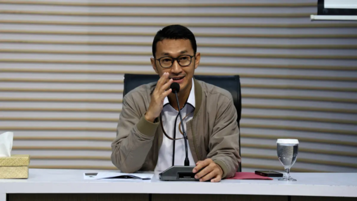 Bupati Lombok Barat Lalu Ahmad Zaini saat menjalani pemeriksaan usai terjaring operasi tangkap tangan KPK.