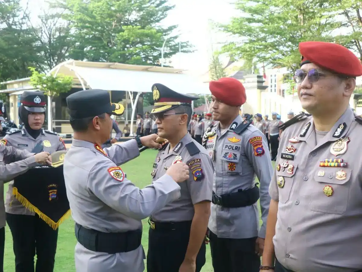 tingkatkan-kinerja-pelayanan,-polda-sumbar-naikkan-pangkat-1.274-personel