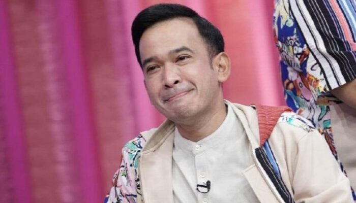 Ruben Onsu Atasi Gangguan Penglihatan dengan Berwudu dan Menunaikan Ibadah Salat