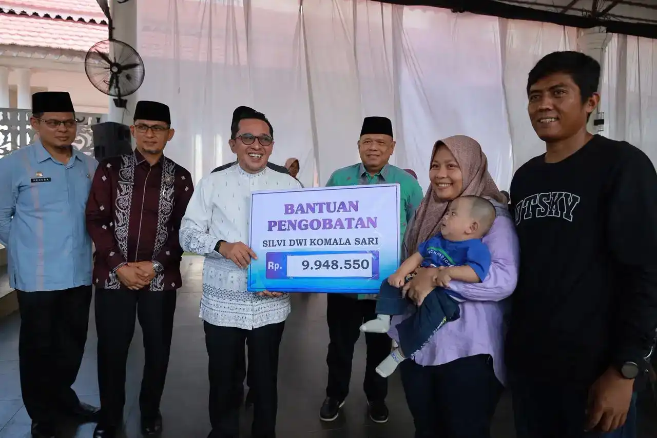 jamin-akses-kesehatan,-pemkab-tanah-datar-salurkan-bantuan-dana-pengobatan