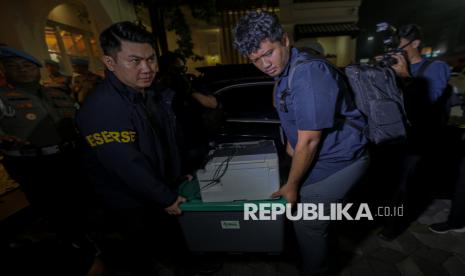 polisi-sita-rp-67-miliar-dari-penggeledahan-restoran-de-clan-dan-money-changer