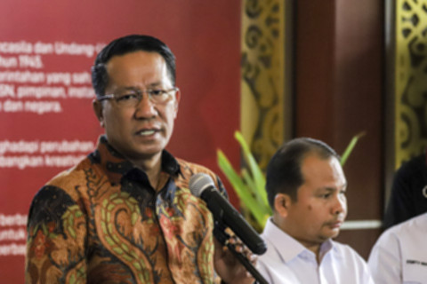 Menteri Hukum Supratman Andi Agtas saat memberikan keterangan pers terkait kebijakan baru pelepasan status WNI.