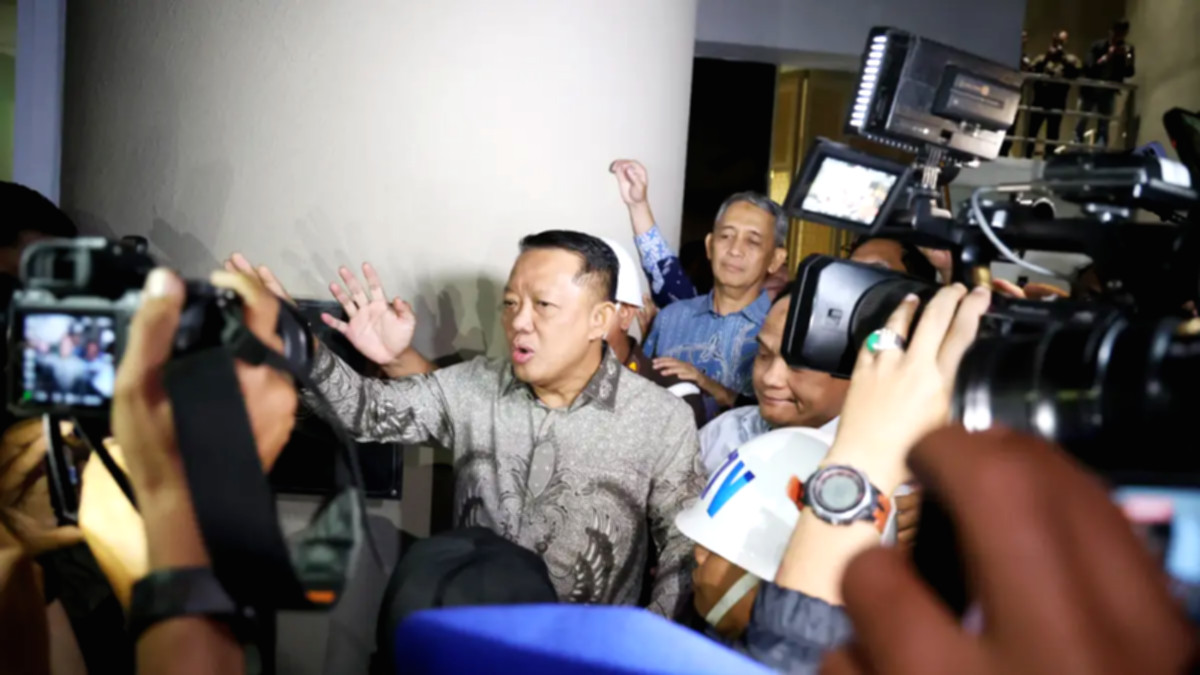 Mantan Jampidsus Febrie Adriansyah saat memberikan pernyataan terkait kasus hukum yang menjeratnya.