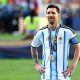 Lionel Messi mengenakan jersey tim nasional Argentina dengan ekspresi reflektif