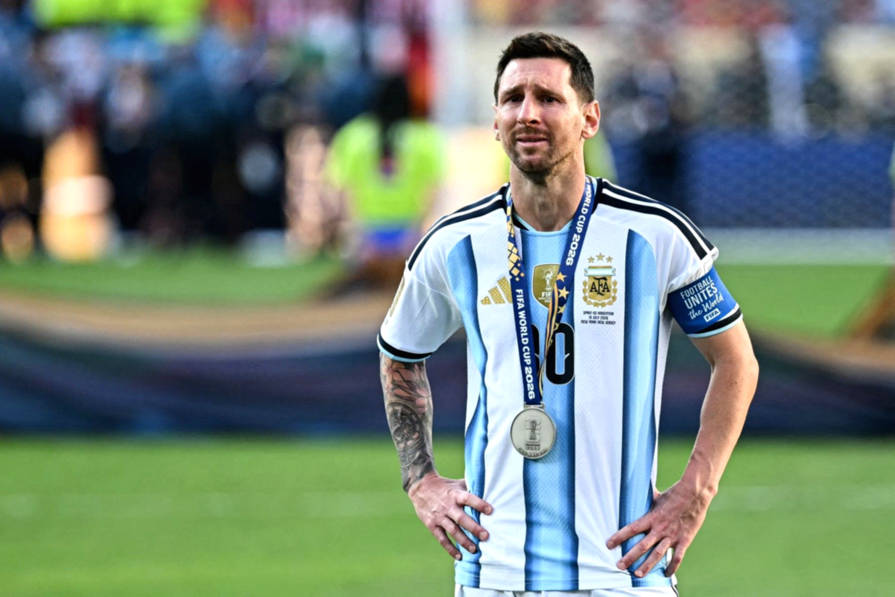 Lionel Messi mengenakan jersey tim nasional Argentina dengan ekspresi reflektif