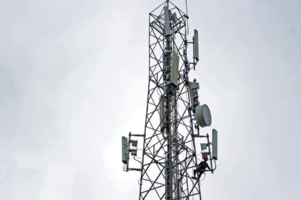 Logo perusahaan telekomunikasi Telkom, Indosat, dan XL Axiata yang memenangkan lelang frekuensi 700 MHz dan 2,6 GHz.