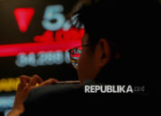 IHSG Tertekan ke Level 5.875, Nilai Transaksi Bursa Anjlok 35 Persen