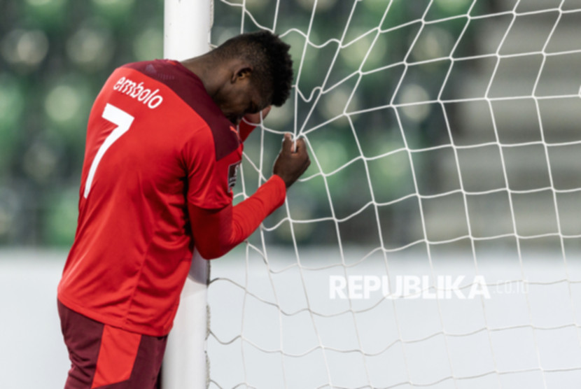 Penyerang Swiss Breel Embolo terlihat kecewa setelah menerima kartu merah dalam laga melawan Argentina di Piala Dunia 2026.