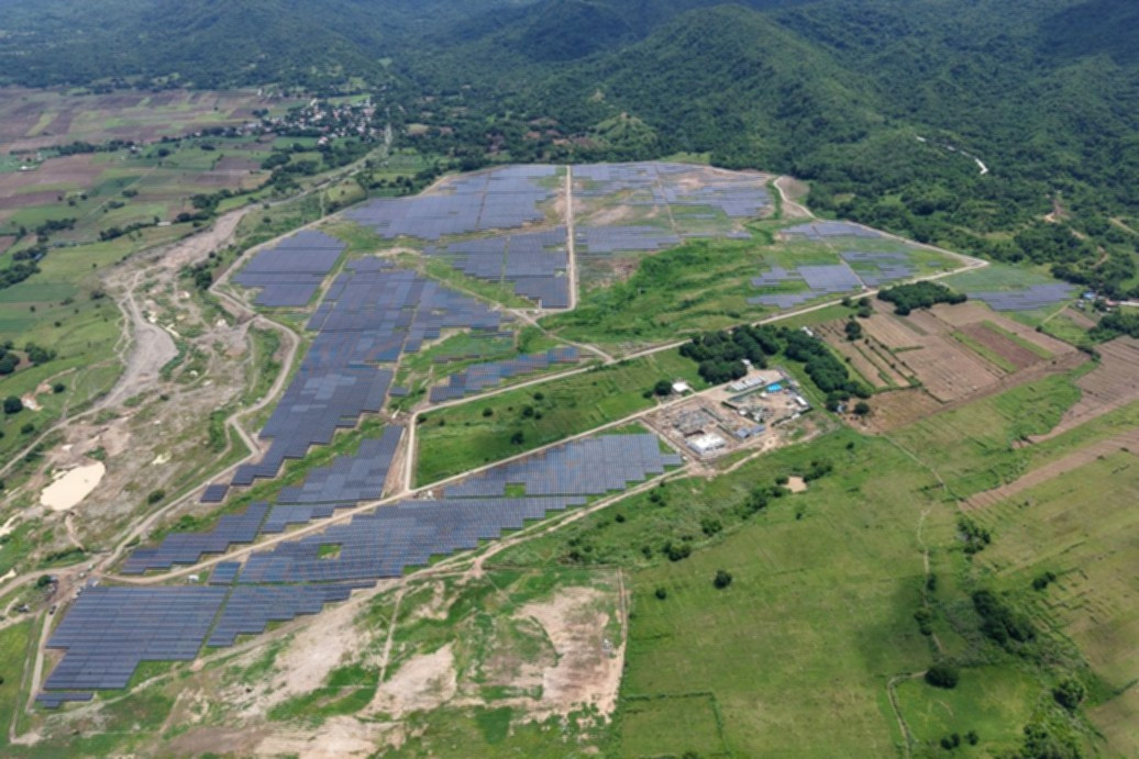 Panel surya terpasang di area terbuka sebagai bagian dari proyek energi terbarukan Pertamina NRE di Filipina.