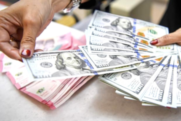 Grafik pergerakan nilai tukar rupiah terhadap dolar AS di layar monitor perdagangan pasar uang.