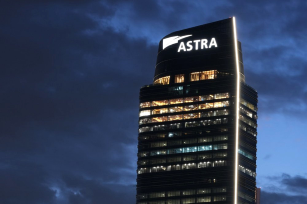 Logo PT Astra International Tbk di gedung perkantoran dengan latar belakang langit cerah