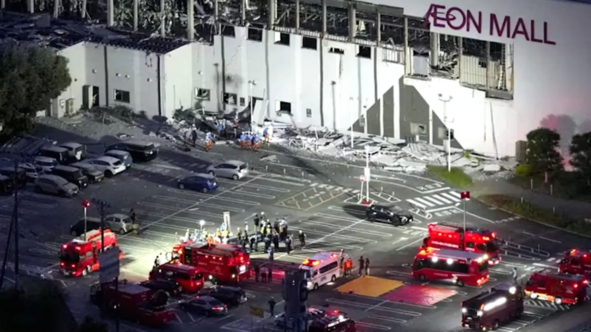 Kondisi bangunan AEON Mall di Kumamoto yang ambruk pasca gempa berkekuatan M7,1