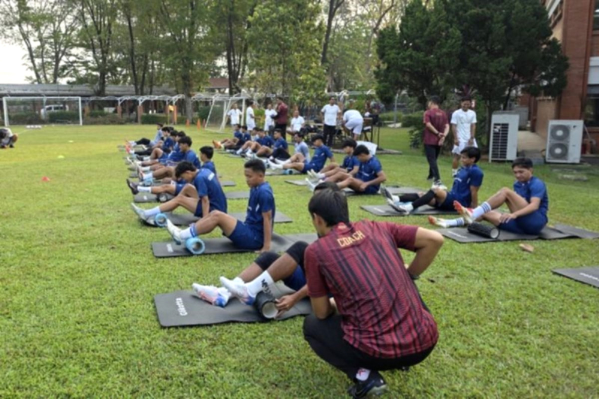 Presiden Klub Adhyaksa FC Eko Setyawan saat memberikan keterangan mengenai rencana perpindahan markas ke Kalimantan Tengah