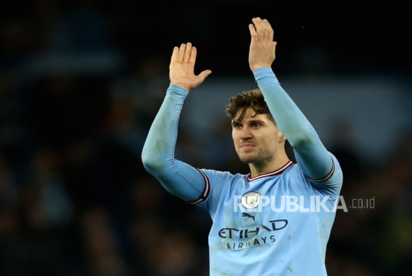 John Stones mengenakan seragam Inter Milan setelah resmi bergabung dengan status bebas transfer
