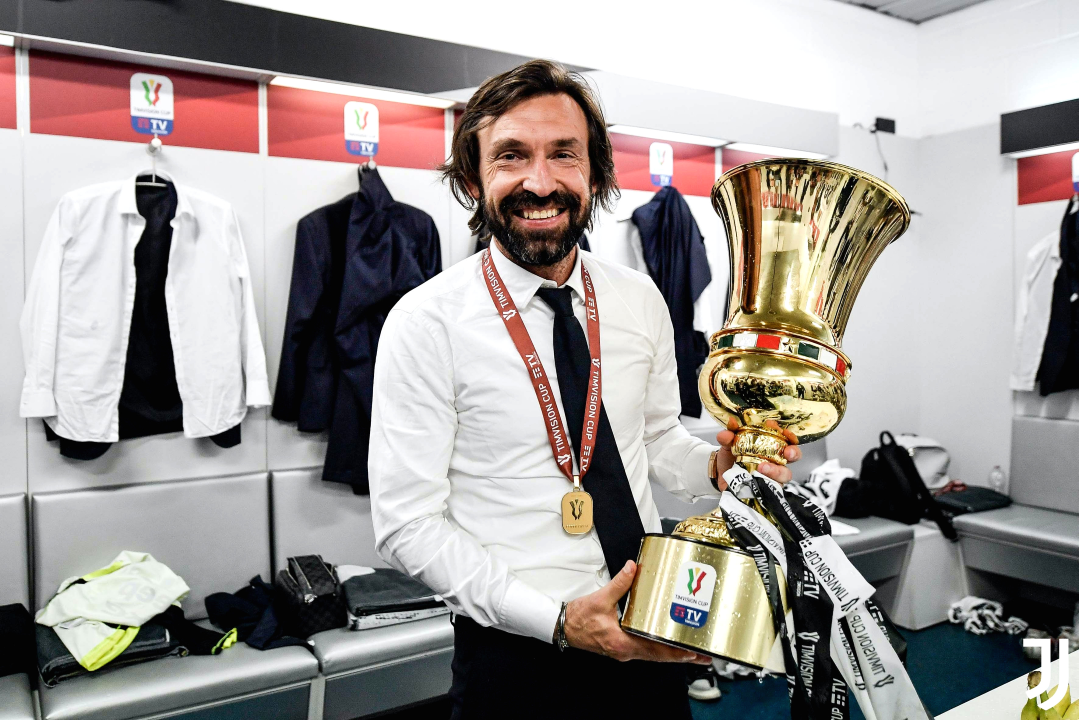 Andrea Pirlo saat memberikan instruksi di pinggir lapangan sebagai pelatih baru tim nasional Italia.