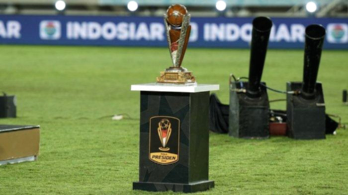Trofi Piala Presiden dengan latar belakang lapangan sepak bola saat pengumuman jadwal turnamen edisi 2026.