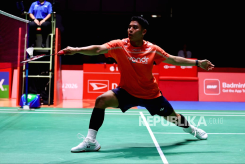 Moh Zaki Ubaidillah melakukan pukulan saat bertanding di Japan Open 2026