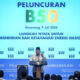 Pekerja di fasilitas pengisian bahan bakar biodiesel di Jakarta.