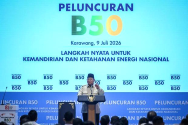 Pekerja di fasilitas pengisian bahan bakar biodiesel di Jakarta.
