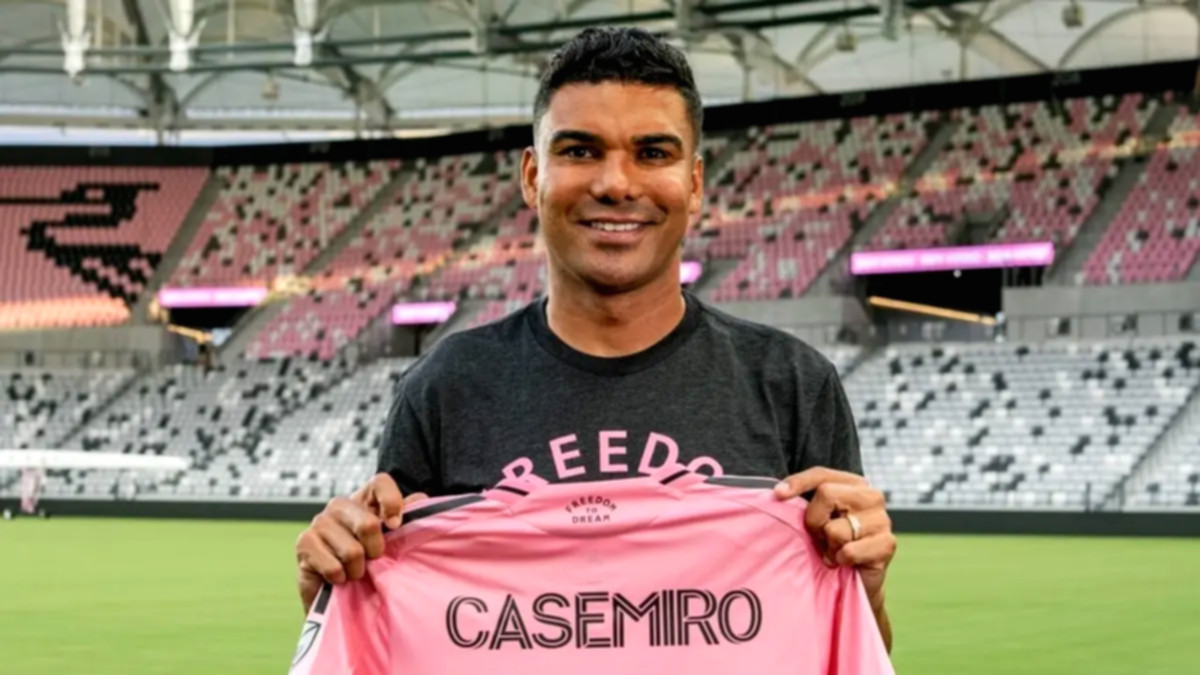 Casemiro mengenakan jersey Inter Miami saat sesi perkenalan resmi setelah bergabung dengan status bebas transfer.