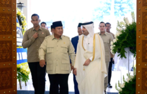 Presiden Prabowo Subianto menandatangani buku duka cita atas wafatnya Sheikh Hamad di Kedutaan Besar Qatar, Jakarta.