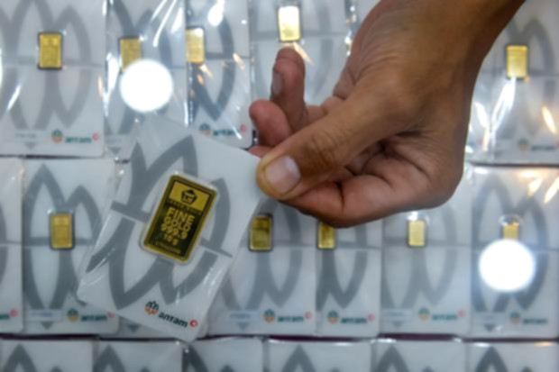Kepingan emas batangan Antam dengan latar belakang putih