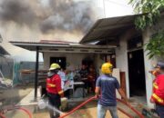 Damkar Padang Padamkan Kebakaran Rumah di Rimbo Kaluang Sebelum Menjalar Luas