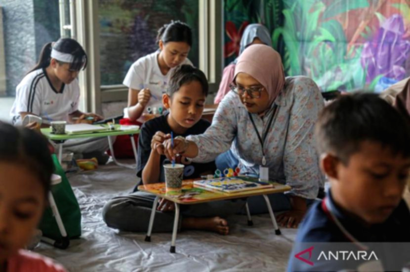 Ribuan jamaah memadati Alun-Alun Kabupaten Situbondo dalam kegiatan Haul Masyayikh saat peringatan Hari Anak Nasional 2026.