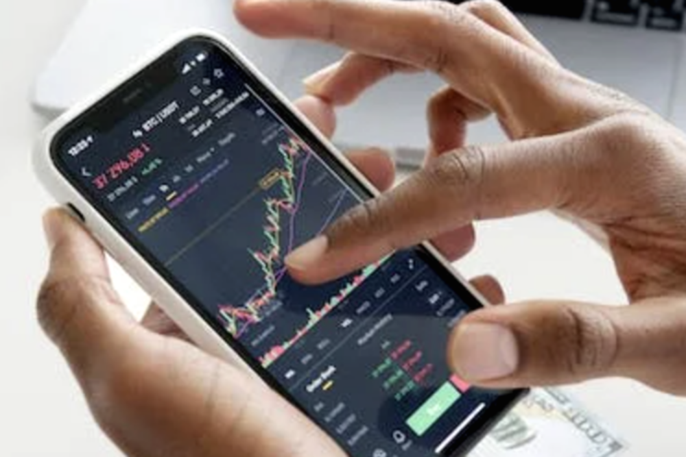 Papan layar elektronik yang menampilkan pergerakan harga saham di Bursa Efek Indonesia