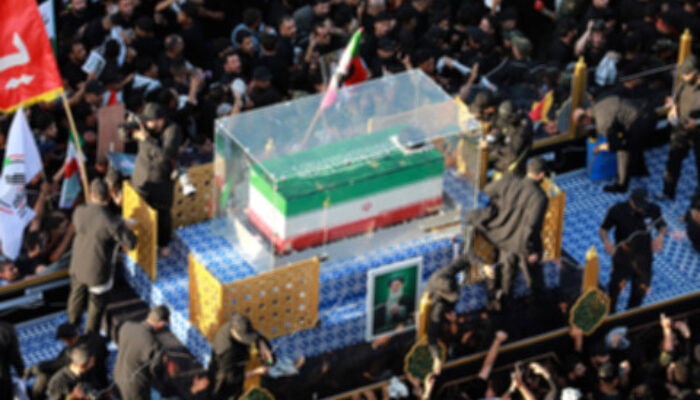 Massa Padati Jalanan Sambut Kedatangan Jenazah Khamenei di Irak