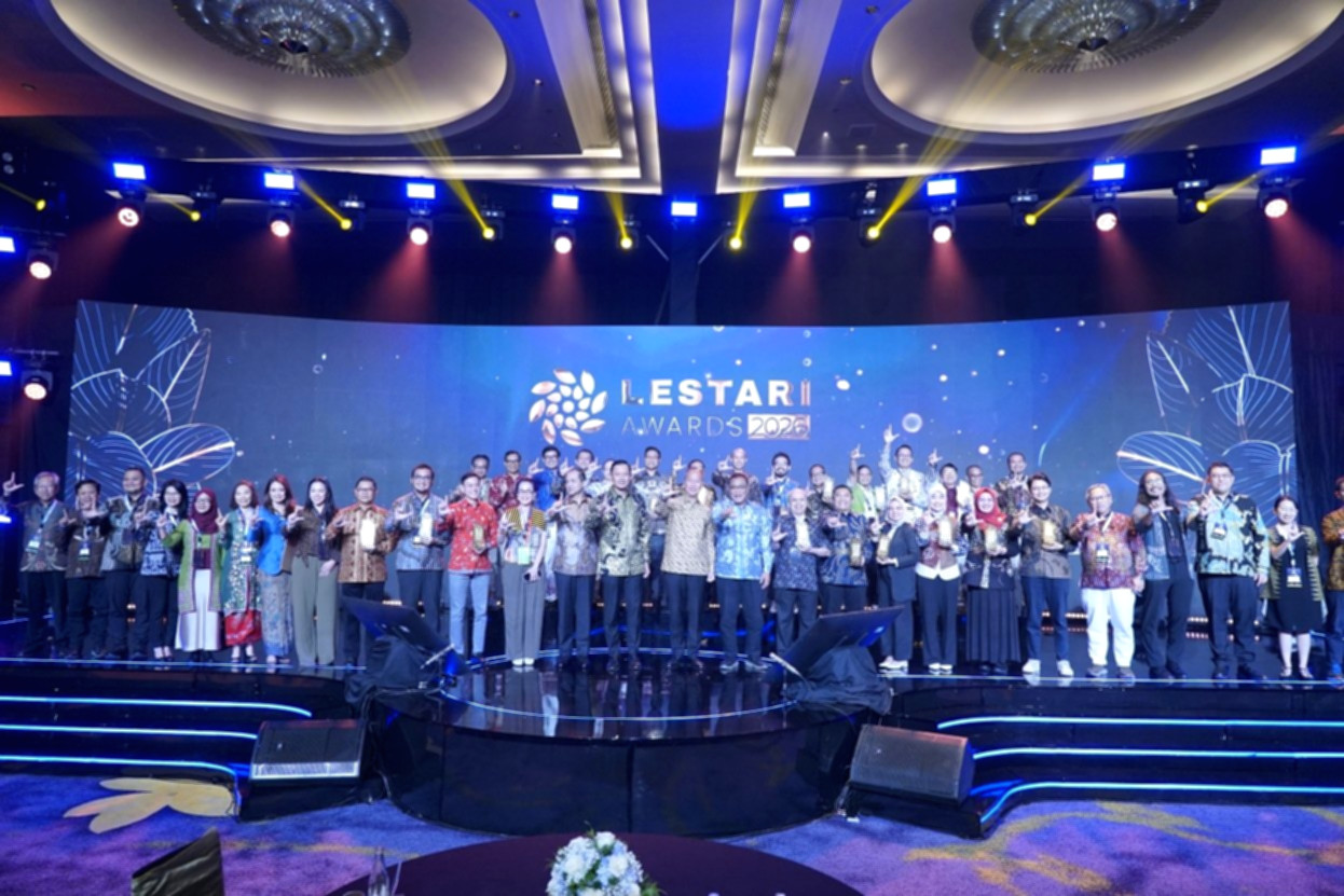 Menteri Koordinator Bidang Infrastruktur dan Pembangunan Kewilayahan Agus Harimurti Yudhoyono menyerahkan penghargaan Lestari Award 2026 kepada Telkom Indonesia.