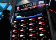 IHSG Terkoreksi 1,1 Persen, Rupiah Kembali Melemah ke Rp18.000