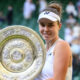 Linda Noskova mengangkat trofi juara setelah memenangkan final Wimbledon 2026