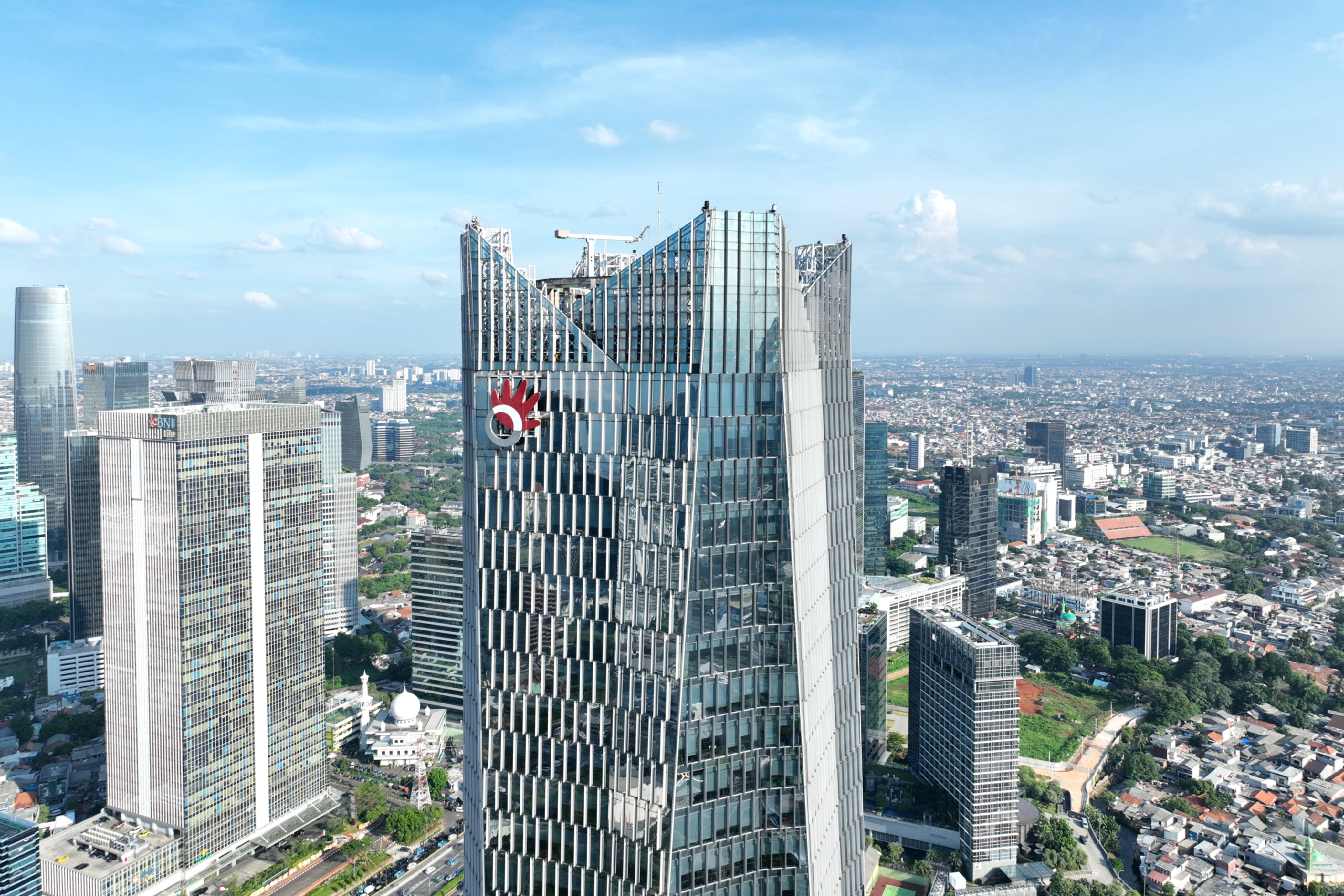 Gedung kantor PT Telkom Indonesia Tbk dengan logo perusahaan yang terpampang jelas