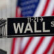 Tampilan layar monitor yang menunjukkan grafik penurunan harga saham di bursa Wall Street Amerika Serikat.