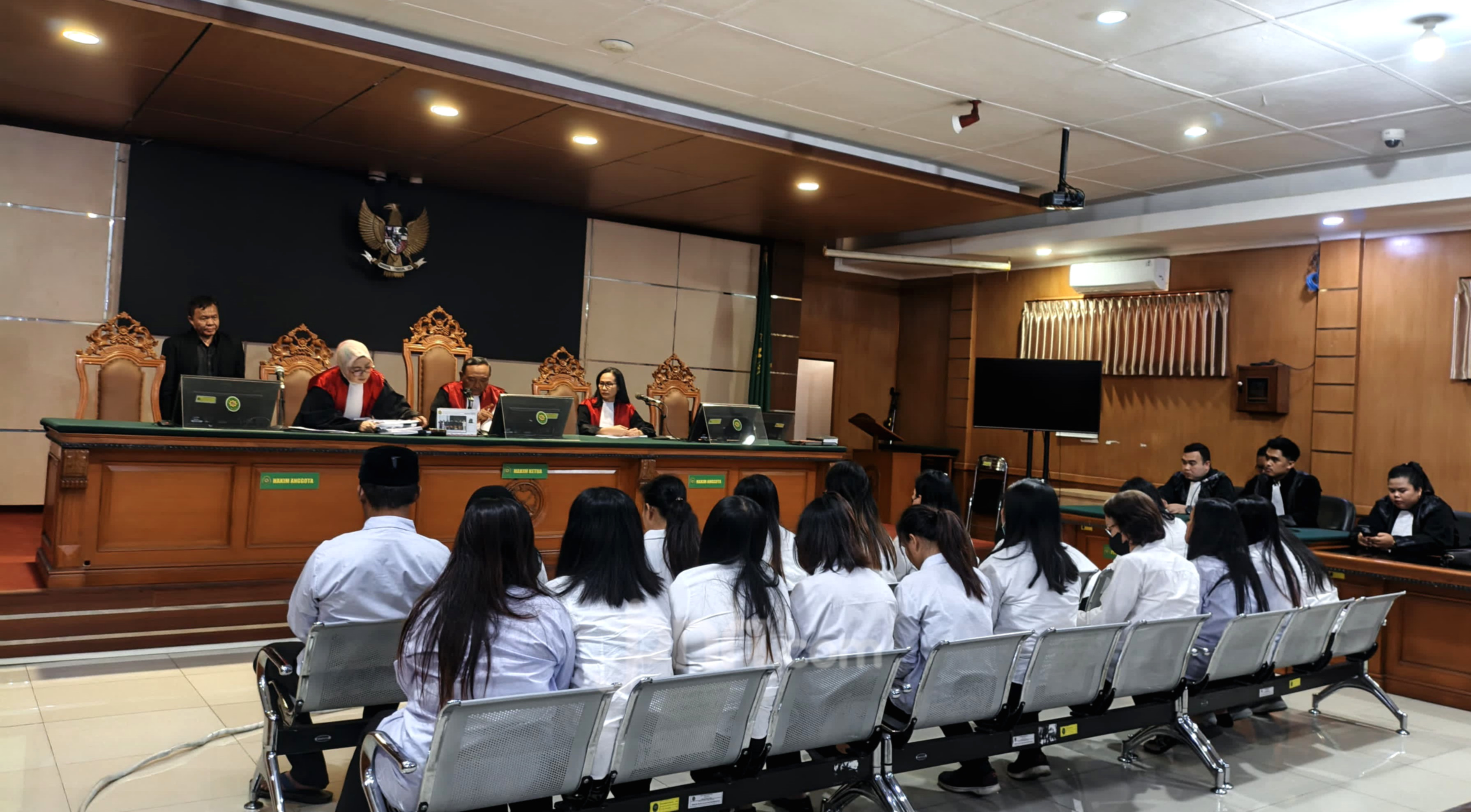 Suasana ruang sidang Pengadilan Negeri Bandung saat pembacaan vonis 19 terdakwa kasus perdagangan bayi.